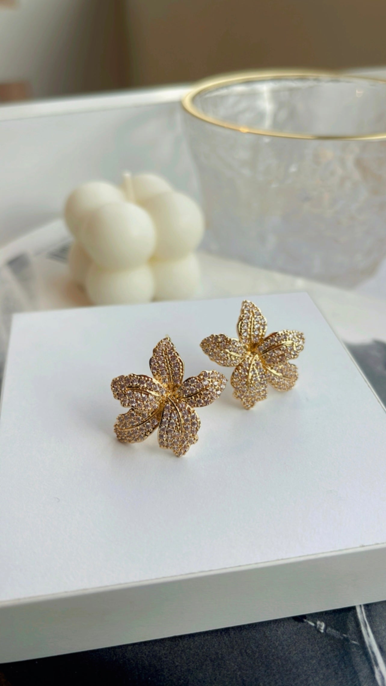 Brinco Jasmin cravejado