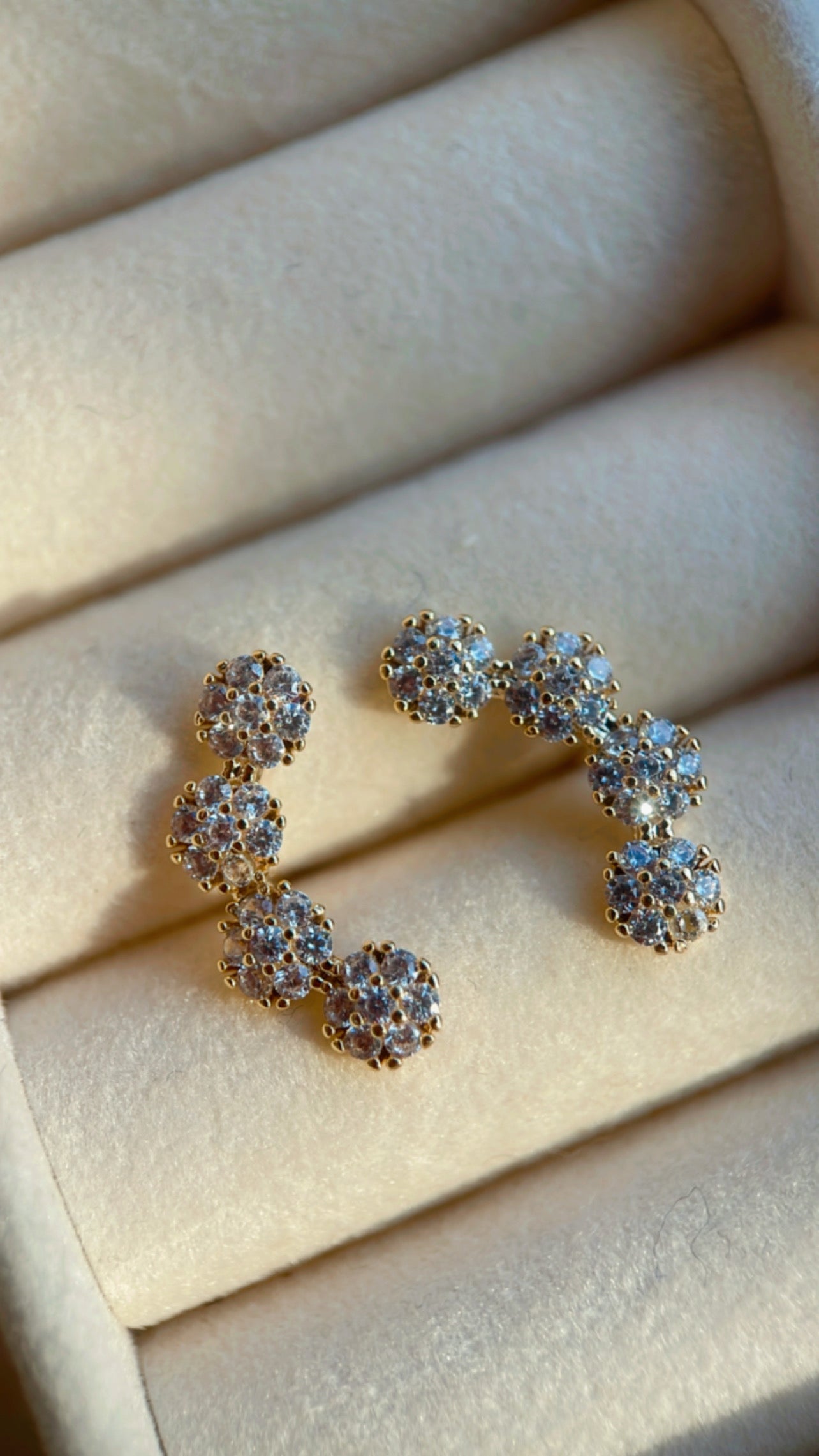 Brinco ear cuff flowers